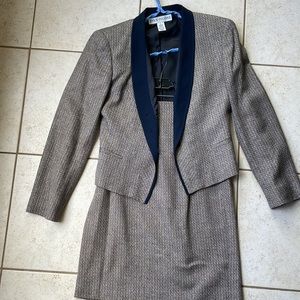Evan Picone, Size 4, Navy/Cream skirt suit